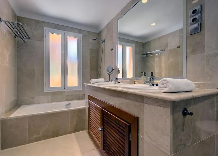Stunning 2 Bedroom In Aloha Hill Club * 마르베야