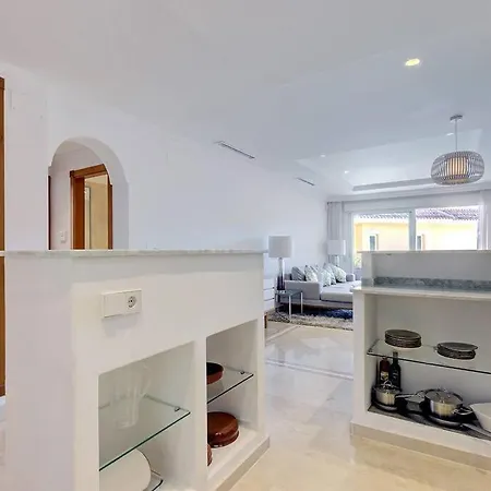Stunning 2 Bedroom In Aloha Hill Club 마르베야